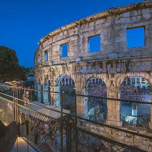 https://arena-sea-view-luxurious-residence.in-istria.net